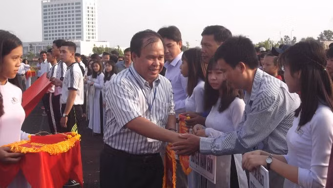 Giám đốc Sở GD&ĐT Cà Mau Nguyễn Minh Luân trao cờ lưu niệm cho các trưởng đoàn