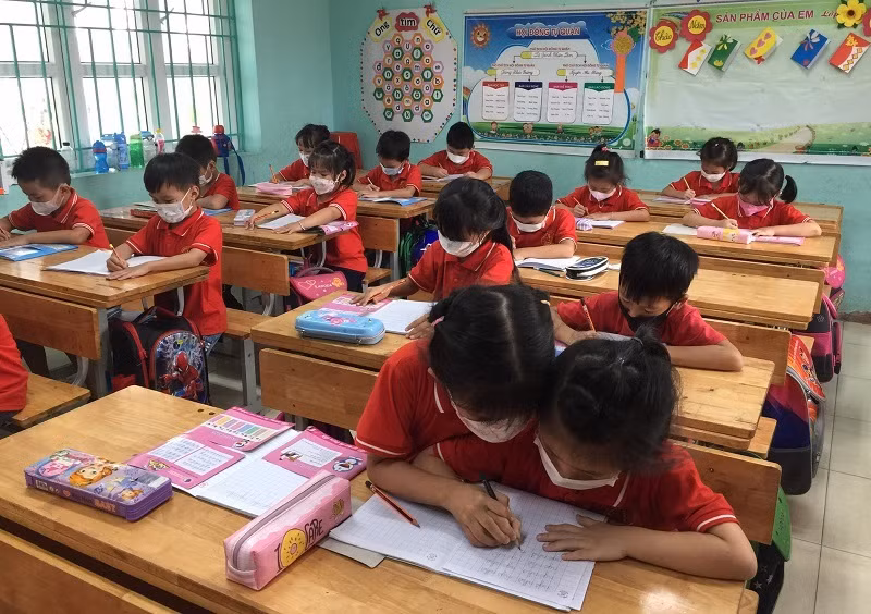 HS lớp 1 Trường Tiểu học Yên Mỹ (Lạng Giang - Bắc Giang) tăng cường tập viết tại lớp. Ảnh: NTCC