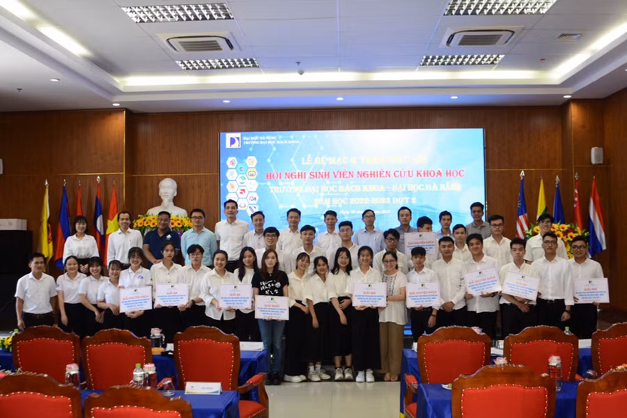 Trao thưởng cho các đề tài xuất sắc tại Hội nghị sinh viên nghiên cứu khoa học cấp trường. 