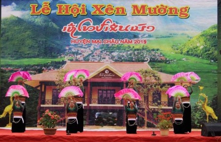 Một điệu múa quath của các chị em phụ nữ Mường trong "Lễ hội xên Mường".