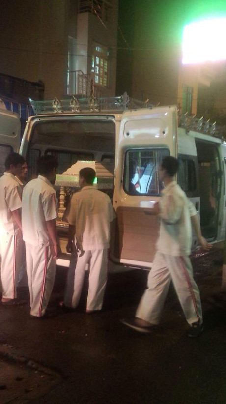 Linh cữu Minh Thuận được đưa về nhà giữa trời mưa như trút - Ảnh 3 Linh cuu Minh Thuan duoc dua ve nha giua troi mua nhu trut - Anh 3