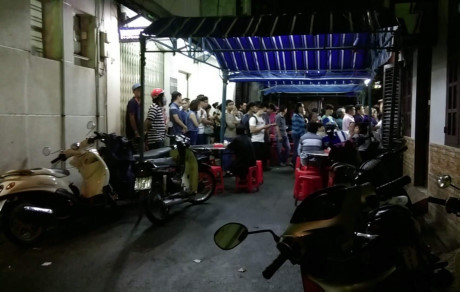 Linh cữu Minh Thuận được đưa về nhà giữa trời mưa như trút - Ảnh 1 Linh cuu Minh Thuan duoc dua ve nha giua troi mua nhu trut - Anh 1