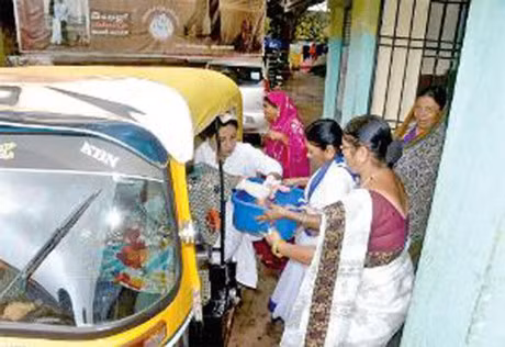 Ba bau An Do sinh con tren xe vi duong xau - Anh 1