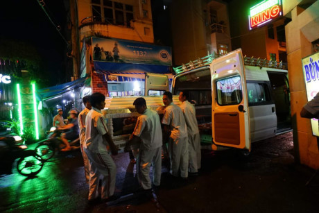 Linh cữu Minh Thuận được đưa về nhà giữa trời mưa như trút - Ảnh 4 Linh cuu Minh Thuan duoc dua ve nha giua troi mua nhu trut - Anh 4