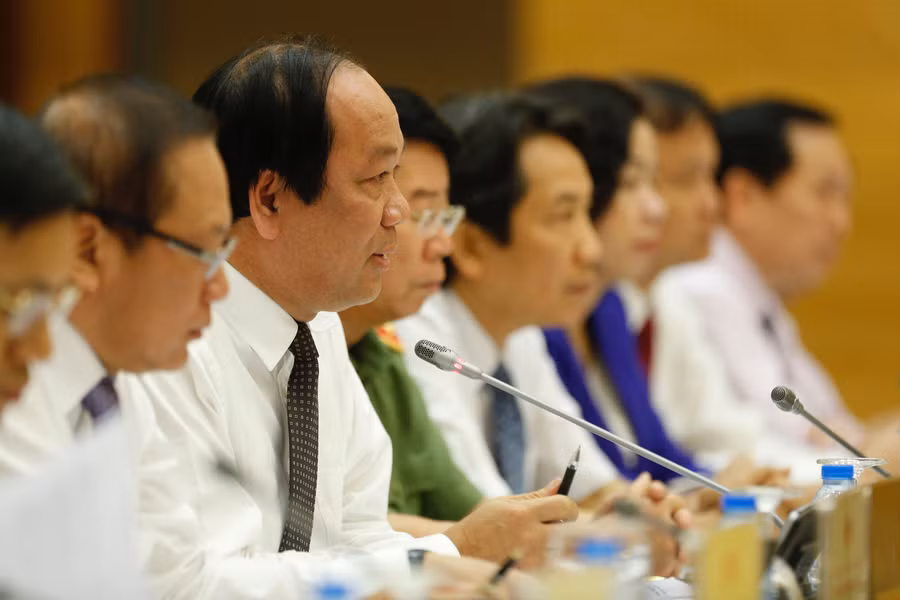 Các đồng chí lãnh đạo các bộ, ngành chủ trì phiên họp báo Chính phủ thường kỳ tháng 4/2017. Ảnh: VGP/Nhật Bắc