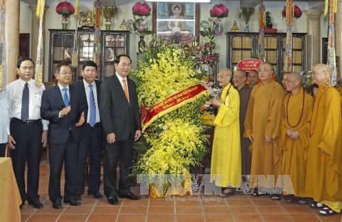Chủ tịch nước Trần Đại Quang thăm, chúc mừng Đại lão Hòa thượng Thích Phổ Tuệ, cùng chư tôn đức Hội đồng Chứng minh, Hội đồng Trị sự Giáo hội Phật giáo Việt Nam. Ảnh: TTXVN