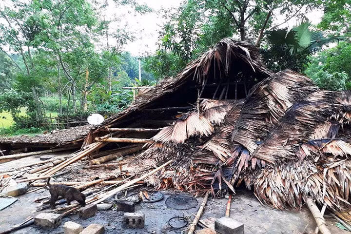 Nghệ An: Nhà sập do lốc xoáy và mưa đá, 3 mẹ con may mắn thoát chết