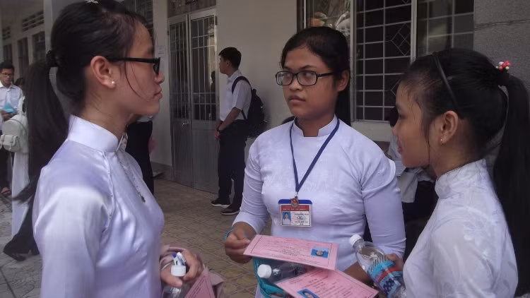 Thí sinh trao đổi trước khi vào phòng thi