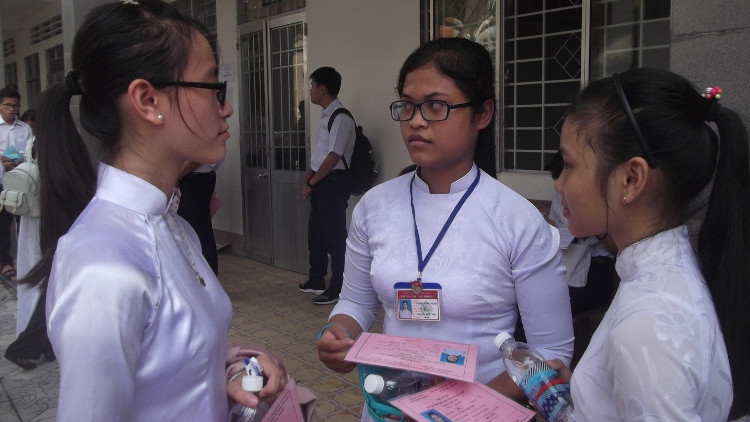 Thí sinh trao đổi trước khi vào phòng thi