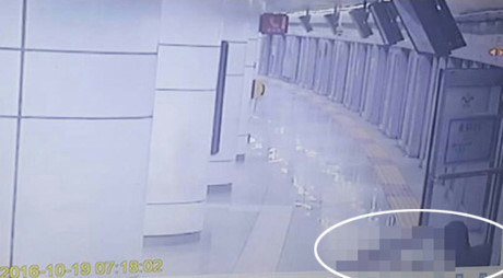 Chết thảm vì mắc kẹt ở cửa tàu điện ngầm - Ảnh 1 Chet tham vi mac ket o cua tau dien ngam - Anh 1