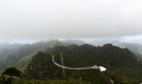 Cây cầu bộ hành lơ lửng giữa trời tại Langkawi - Ảnh 1 Cay cau bo hanh lo lung giua troi tai Langkawi - Anh 1