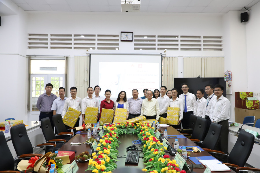 Trường ĐH Trà Vinh ký kết với các doanh nghiệp tham gia Ngày hội việc làm. Trường ĐH Trà Vinh ký kết với các doanh nghiệp tham gia Ngày hội việc làm.