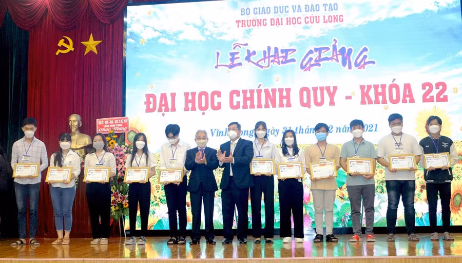 Trường ĐH Cửu Long trao học bổng cho tân SV đạt điểm cao trong kỳ tuyển sinh ĐH chính quy khóa 22.