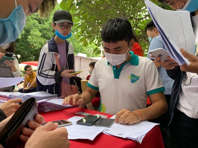 Sinh viên đóng học phí qua ứng dụng công nghệ của thời kỳ chuyển đổi số. 