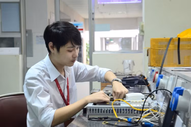 Sinh viên Trường ĐH Công nghiệp TPHCM trong giờ học thực hành. Ảnh Công Chương