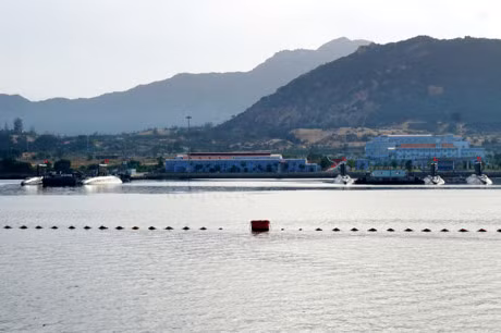 Toan canh 6 tau ngam kilo da ve Cam Ranh - Anh 13