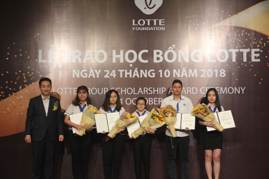 Các sinh viên xuất sắc nhận học bổng