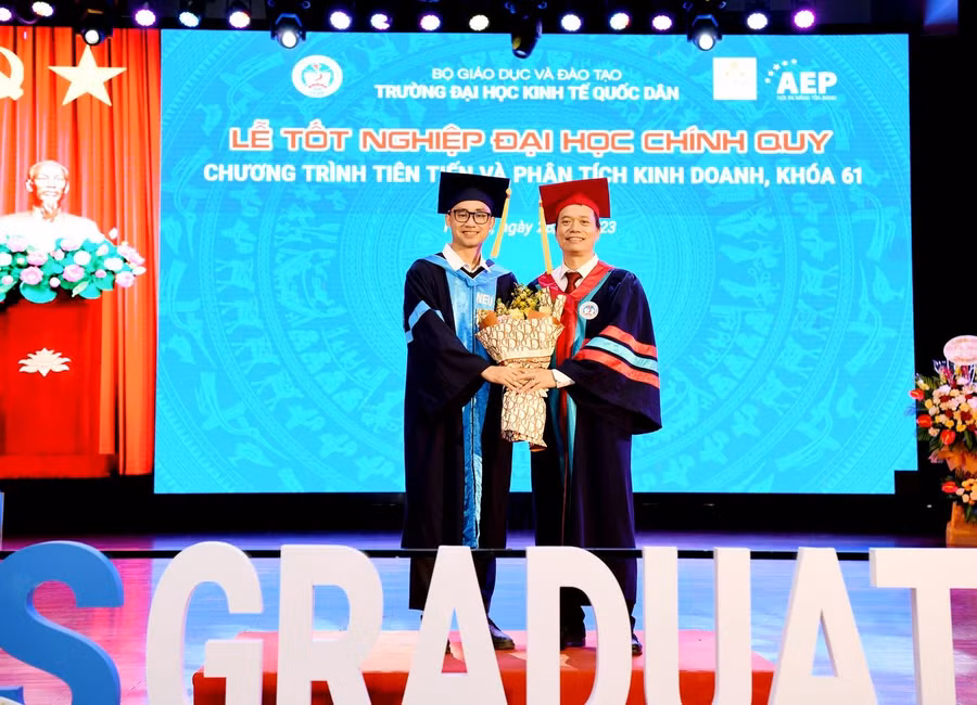 GS.TS Phạm Hồng Chương, Hiệu trưởng Trường ĐH Kinh tế Quốc dân nhận hoa tri ân của đại diện tân cử nhân.