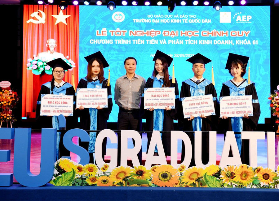 Trường ĐH Kinh tế Quốc dân đã trao học bổng cho các tân cử nhân, trao giấy khen cho 3 thủ khoa và các sinh viên tham gia tích cực các hoạt động của trường. Trường ĐH Kinh tế Quốc dân đã trao học bổng cho các tân cử nhân, trao giấy khen cho 3 thủ khoa và các sinh viên tham gia tích cực các hoạt động của trường.