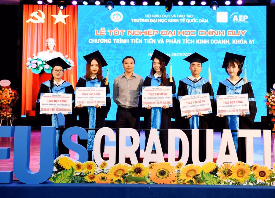 Trường ĐH Kinh tế Quốc dân đã trao học bổng cho các tân cử nhân, trao giấy khen cho 3 thủ khoa và các sinh viên tham gia tích cực các hoạt động của trường.