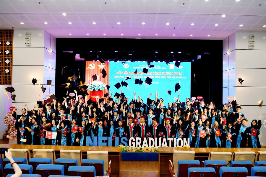 Các tân cử nhân Chương trình tiên tiến và Phân tích kinh doanh chụp ảnh lưu niệm tại buổi lễ. Các tân cử nhân Chương trình tiên tiến và Phân tích kinh doanh chụp ảnh lưu niệm tại buổi lễ.