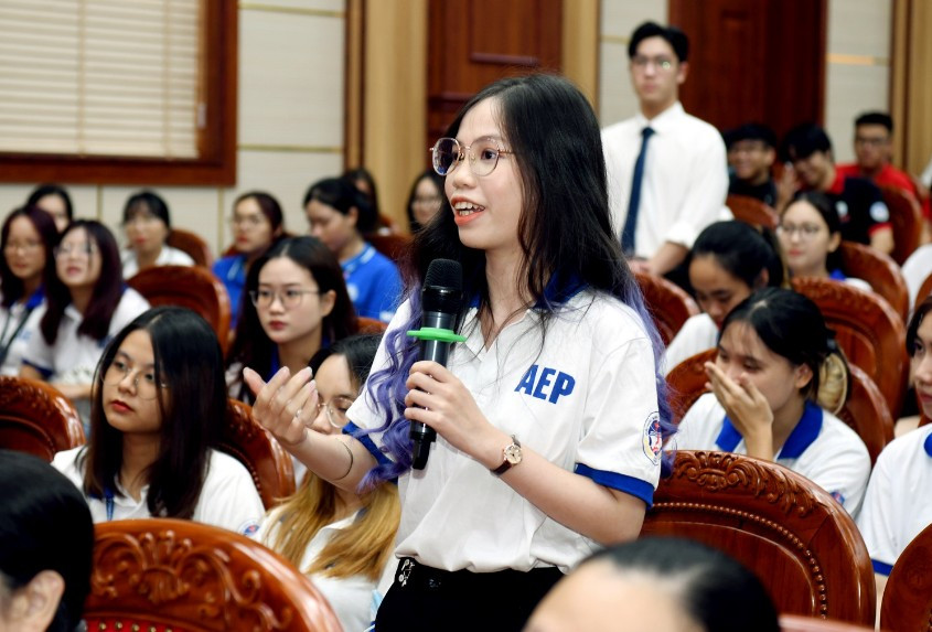 Sinh viên Trường ĐH Kinh tế Quốc dân đã đặt nhiều câu hỏi và trao đổi cùng ngài Đại sứ