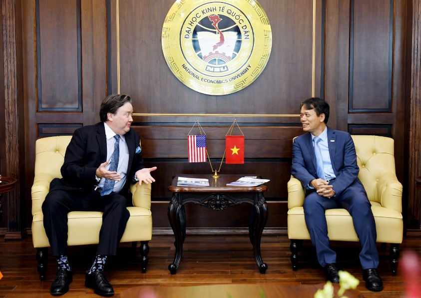 GS.TS Phạm Hồng Chương - Hiệu trưởng Trường ĐH Kinh tế Quốc dân tiếp đón và trò chuyện cùng ngài Marc. E. Knapper - Đại sứ Hoa Kỳ tại Việt Nam.