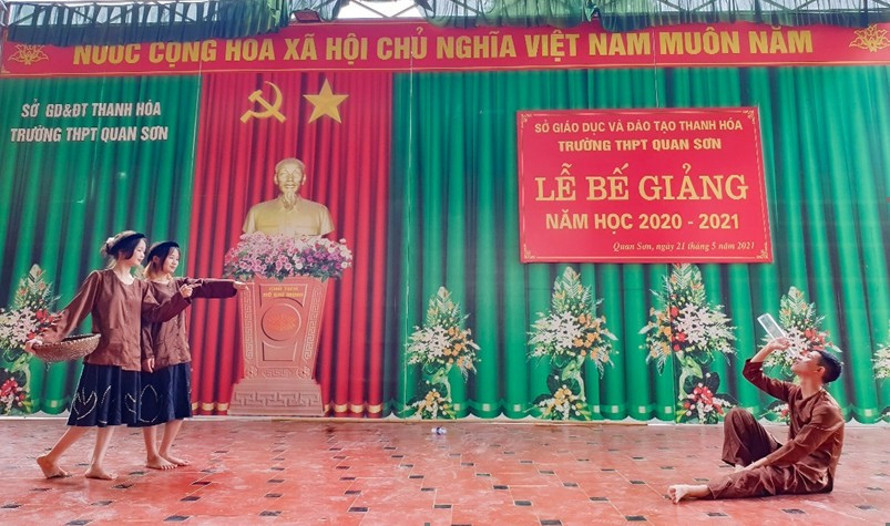 Đóng vai nhằm phát triển năng lực hành động thông qua trải nghiệm của chính người học và thông qua thông tin phản hồi từ người quan sát (Hình ảnh vở diễn sân khấu hóa tiếng chửi của “Chí Phèo” của học sinh Trường THPT Quan Sơn).