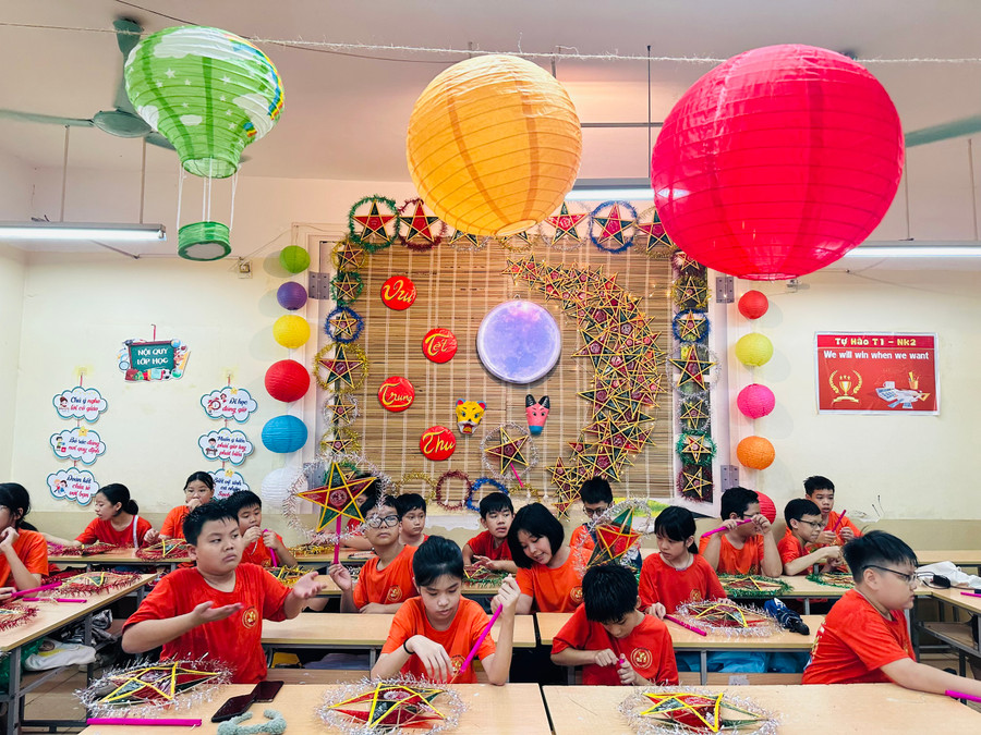 Học sinh cùng lắp đèn ông sao. Học sinh cùng lắp đèn ông sao.