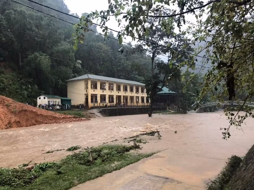 Nước suối Xốp Nặm dâng cao mấp mé khu nhà ở nội trú cho học sinh của Trường Phổ thông Dân tộc bán trú THCS Tam Hợp, huyện Tương Dương, Nghệ An. Ảnh: NTCC.