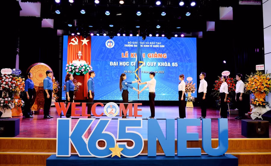 Nghi thức trao cờ truyền thống cho đại diện các tân sinh viên Khóa 65 được thực hiện trang trọng tại lễ khai giảng.