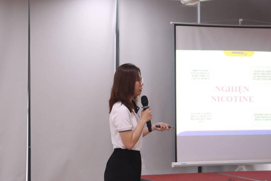 Giáo viên tuyên truyền về tác hai của thuốc lá. Giáo viên tuyên truyền về tác hai của thuốc lá.