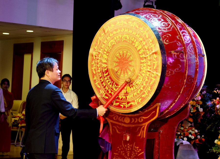 GS.TS Phạm Hồng Chương đánh trống khai giảng năm học mới. GS.TS Phạm Hồng Chương đánh trống khai giảng năm học mới.