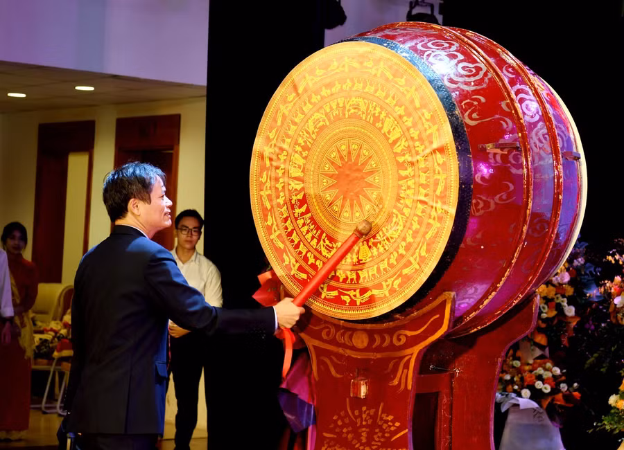 GS.TS Phạm Hồng Chương đánh trống khai giảng năm học mới.