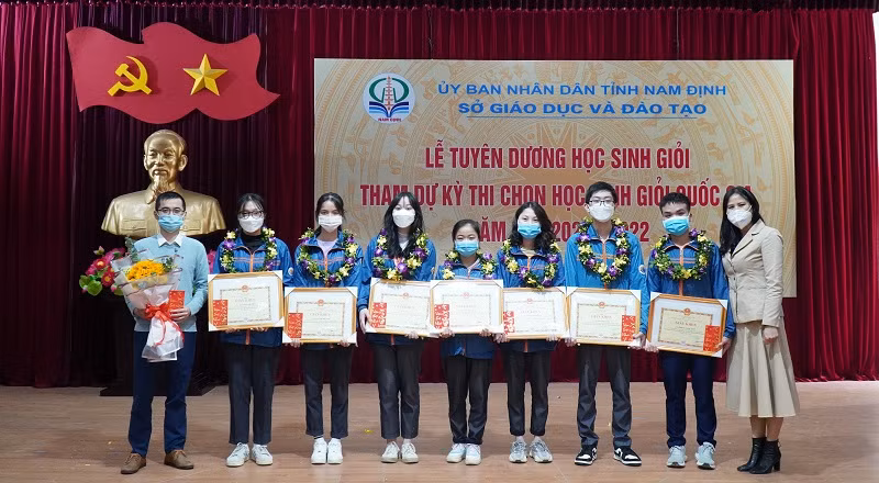 Ngành Giáo dục tỉnh Nam Định luôn quan tâm, động viên các em trong đội tuyển thi HSG quốc gia dưới nhiều hình thức.