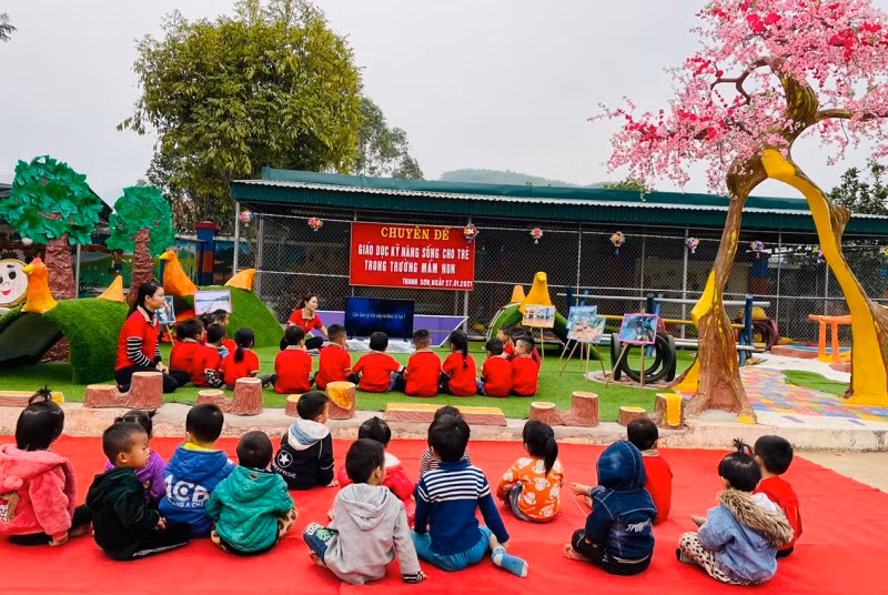 Giờ học ngoại khóa của trẻ 5 tuổi Trường Mầm non Thanh Sơn, huyện Ba Chẽ, tỉnh Quảng Ninh. Ảnh: TG