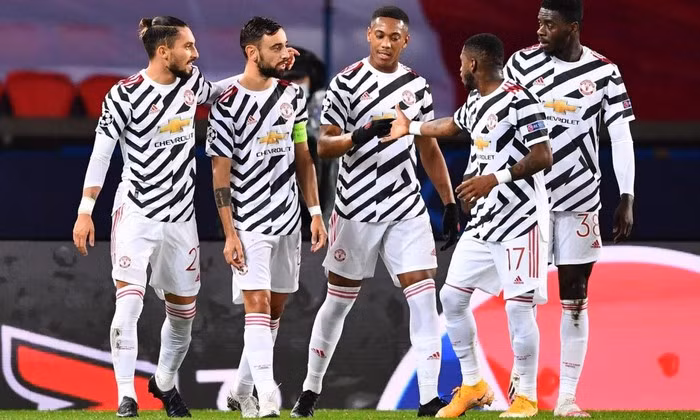 “Quỷ đỏ” ca khúc khải hoàn ngay trên sân Công viên các Hoàng tử.