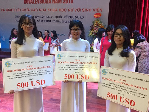 3 HS nữ khối chuyên Toán Trường THPT chuyên KHTN nhận học bổng 3 HS nữ khối chuyên Toán Trường THPT chuyên KHTN nhận học bổng