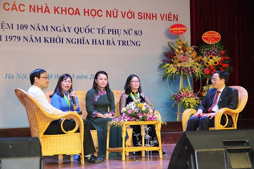 Các nhà khoa học nữ giao lưu với HS, SV