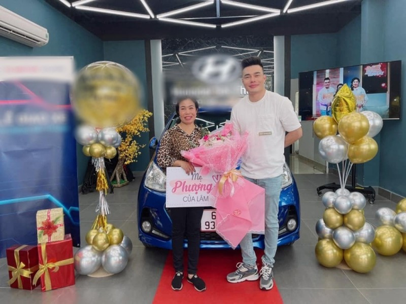 Lê Dương Bảo Lâm luôn yêu thương và cố gắng báo hiếu cho bố mẹ khi đã có những thành công nhất định. Nhân dịp 8/3, nam diễn viên hài Lê Dương Bảo Lâm đã chơi lớn khi khoe món quà tặng cho mẹ ruột là một chiếc xe hơi.