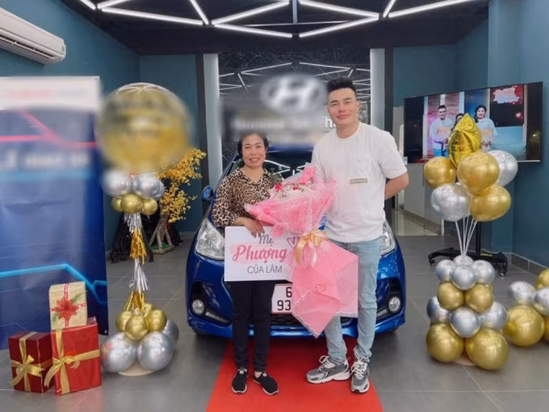 Lê Dương Bảo Lâm luôn yêu thương và cố gắng báo hiếu cho bố mẹ khi đã có những thành công nhất định. Nhân dịp 8/3, nam diễn viên hài Lê Dương Bảo Lâm đã chơi lớn khi khoe món quà tặng cho mẹ ruột là một chiếc xe hơi.