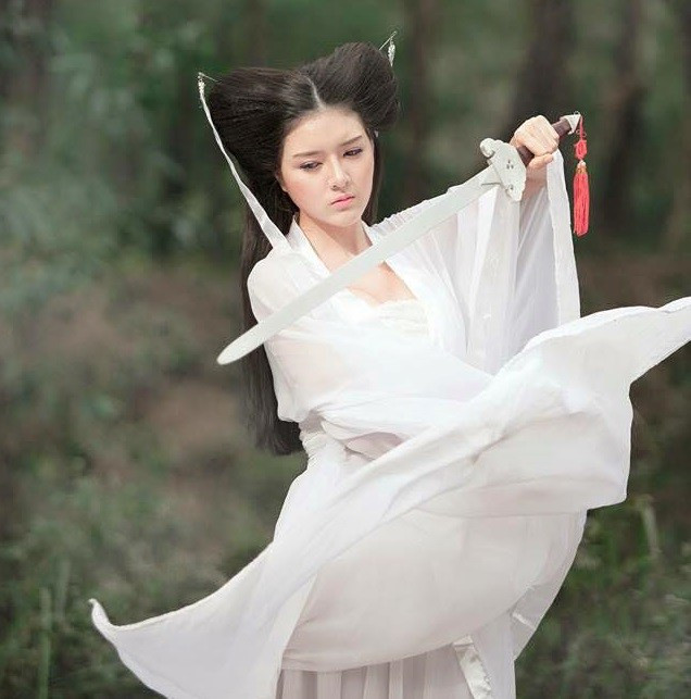 Thần thái biểu cảm của Lilly Luta, cũng như sự chuẩn bị kỹ lưỡng từ trang phục cho đến bối cảnh của ê-kíp đã chiếm được tình cảm của người xem. Hot teen Việt cũng rộ trào lưu làm tóc đùi gà Tiểu Long Nữ