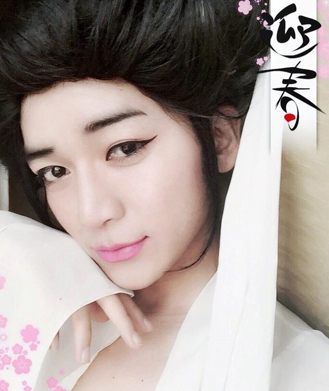 Vừa qua, Trần Bảo Bảo - trưởng nhóm hài BB&BG khiến mọi người cười ngất khi hóa thân thành nhân vật Võ Tắc Thiên theo phong cách hài hước riêng. Không dừng lại đó, tối 16/1, Trần Bảo Bảo tiếp tục tung loạt ảnh hóa thân thành nhân vật Tiểu Long Nữ. Sau 1 giờ đăng tải, bộ ảnh hút hơn 4.000 lượt like (thích) của cộng đồng mạng. Hot teen Việt cũng rộ trào lưu làm tóc đùi gà Tiểu Long Nữ