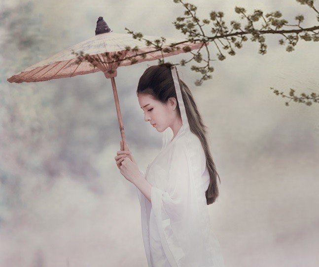 Liên hệ với Lilly Luta, cô cho biết, bộ ảnh chỉ mang tính chất giải trí và theo phong trào hóa trang Tiểu Long Nữ của giới trẻ. "Nhiều người cho rằng Tiểu Long Nữ bị dìm vì mái tóc "đùi gà" xấu xí, nên mình cũng muốn xem thử kiểu tóc này có thể làm khó đến đâu. Sau khi hóa trang xong, mình thấy không tệ, có lẽ "cô Long" thật gặp xui nên mới bị số đông soi kỹ đến thế", hot girl chia sẻ. Hot teen Việt cũng rộ trào lưu làm tóc đùi gà Tiểu Long Nữ