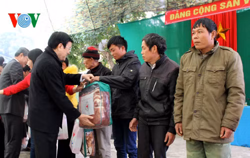 Chủ tịch nước tặng quà cho gia đình chính sách, bà con nghèo tại Sơn La