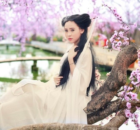 Mới đây, hot girl Hà thành Thúy Kiều, sinh năm 1997, hiện học tại THPT Hồng Hà, Hà Nội, cũng thực hiện bộ ảnh hóa trang thành nhân vật Tiểu Long Nữ với mái tóc "đùi gà" thu hút nhiều lượt like (thích) trên mạng xã hội. 9X cho biết, trang phục do cô đi thuê và tự trang điểm. Bộ ảnh được thực hiện tại một vườn hoa ở Hà Nội. Hot teen Việt cũng rộ trào lưu làm tóc đùi gà Tiểu Long Nữ