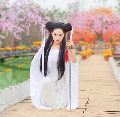 Thúy Kiều thể hiện biểu cảm lạnh lùng giống với phiên bản gốc. Khung cảnh vườn hoa do cô lựa chọn khiến người xem như tái hiện lại 1 không gian cổ trang xưa. Hot teen Việt cũng rộ trào lưu làm tóc đùi gà Tiểu Long Nữ