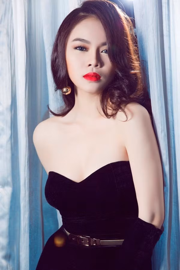 hững thành quả mà hiện giờ cô gái sinh năm 1989 có được tuyệt nhiên không chỉ nhờ may mắn mà bao gồm cả những thành quả và nỗ lực không ngừng. Khi chia sẻ về học vấn của mình với khán giả hâm mộ, Hồng Ngọc tâm sự: 