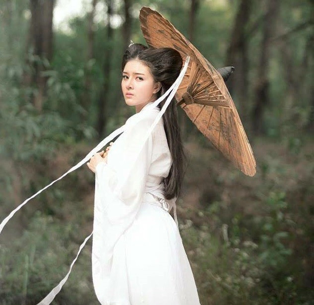 Ngày 14/1 trên trang cá nhân của hot girl Sài thành Lilly Luta (Nguyễn Thị Lượm, SN 1992), đã đăng tải bộ ảnh cô hóa thân thành Tiểu Long Nữ phiên bản 2014 với mái tóc "đùi gà". Loạt ảnh nhanh chóng thu hút sự quan tâm và chia sẻ của cộng đồng mạng, lan tỏa sang nhiều diễn đàn giải trí. Hot teen Việt cũng rộ trào lưu làm tóc đùi gà Tiểu Long Nữ