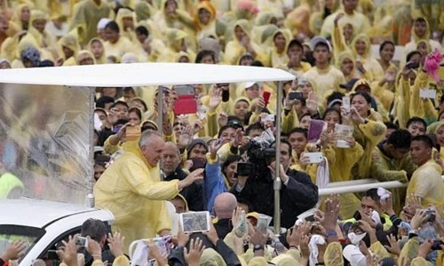 Giáo hoàng Francis vẫy tay chào người dân ở Tacloban sau khi chủ trì Thánh lễ Tạ ơn tại đây. Ảnh: Reuters